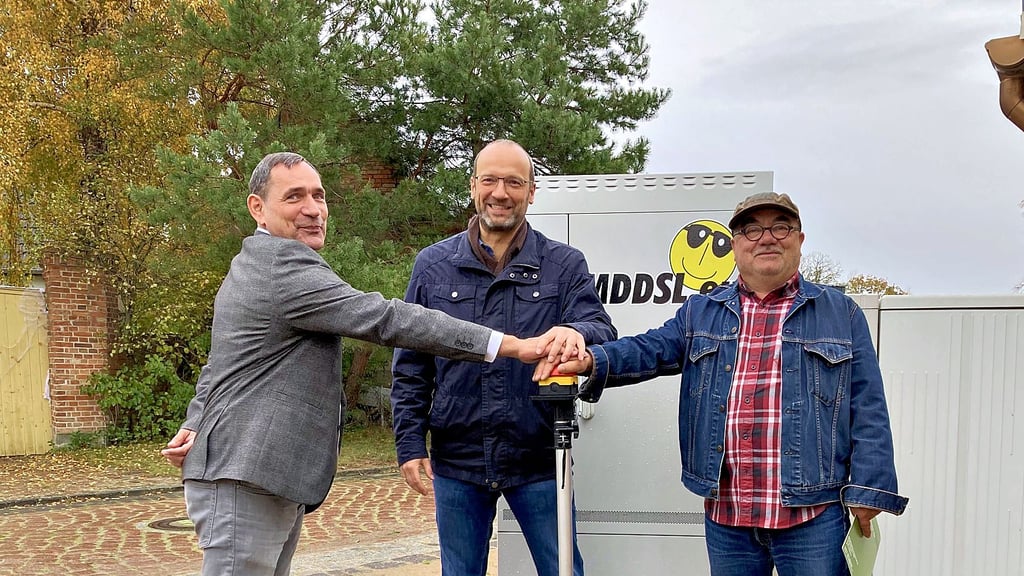 Carsten Stave von der Firma MDDSL Mitteldeutsche Gesellschaft für Kommunikation mbH, Bürgermeister Stefan Hemmerling und Ortsbürgermeister Werner Seidel (v. li.) geben den Startschuss für schnelles Internet in Diebzig.