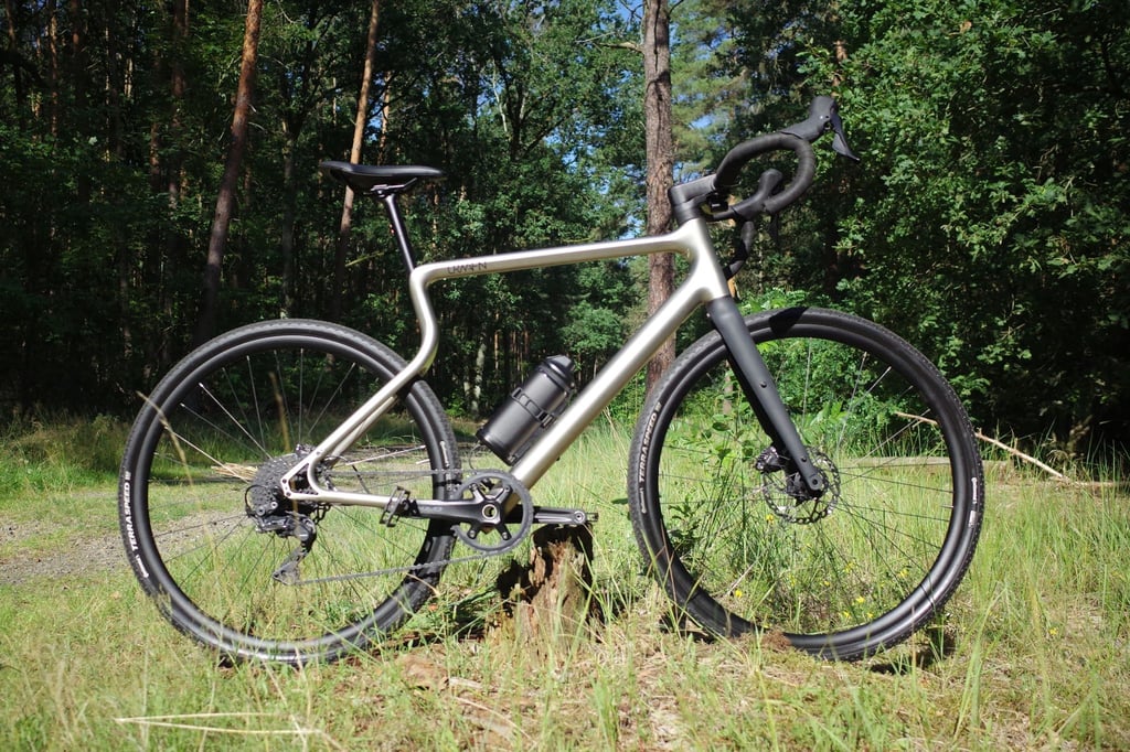 Eine ungewöhnliche Erscheinung: Bei Urwahn-Bikes fehlt das Sitzrohr wie man es kennt - so auch beim ersten E-Gravel der Marke, dem Waldwiesel.E. Der Rahmen ist vernickelt und gegen Kratzer weitgehend geschützt.