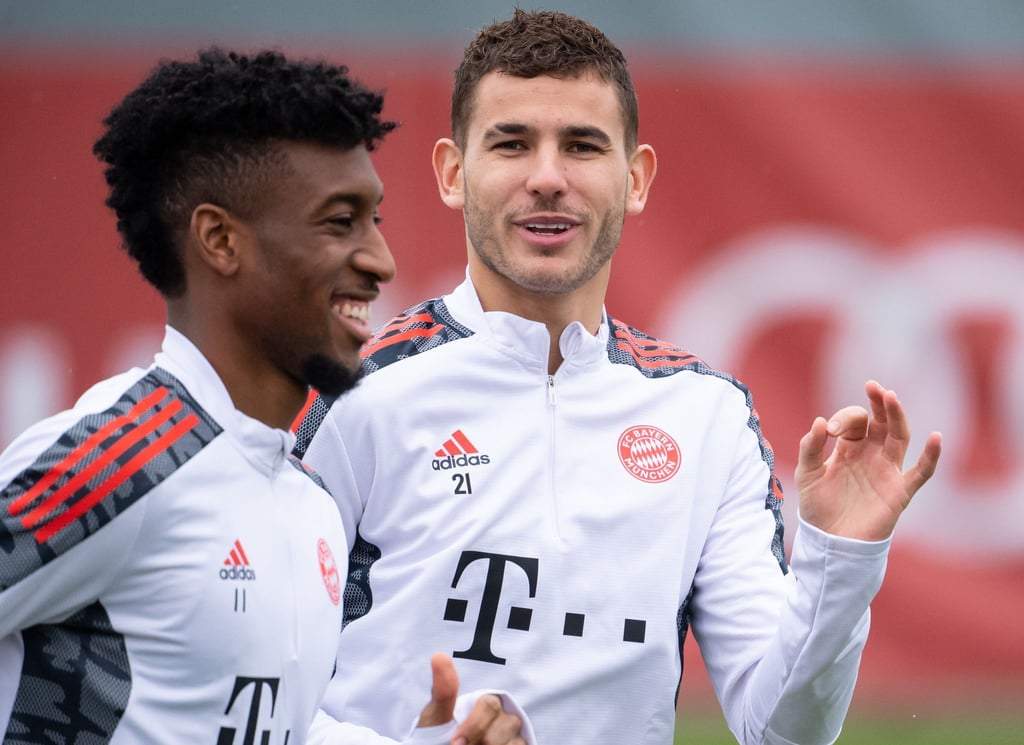 Lucas Hernández (r) joggte am Tag nach seinem Gerichtstermin bester Laune über den Trainingsrasen.
