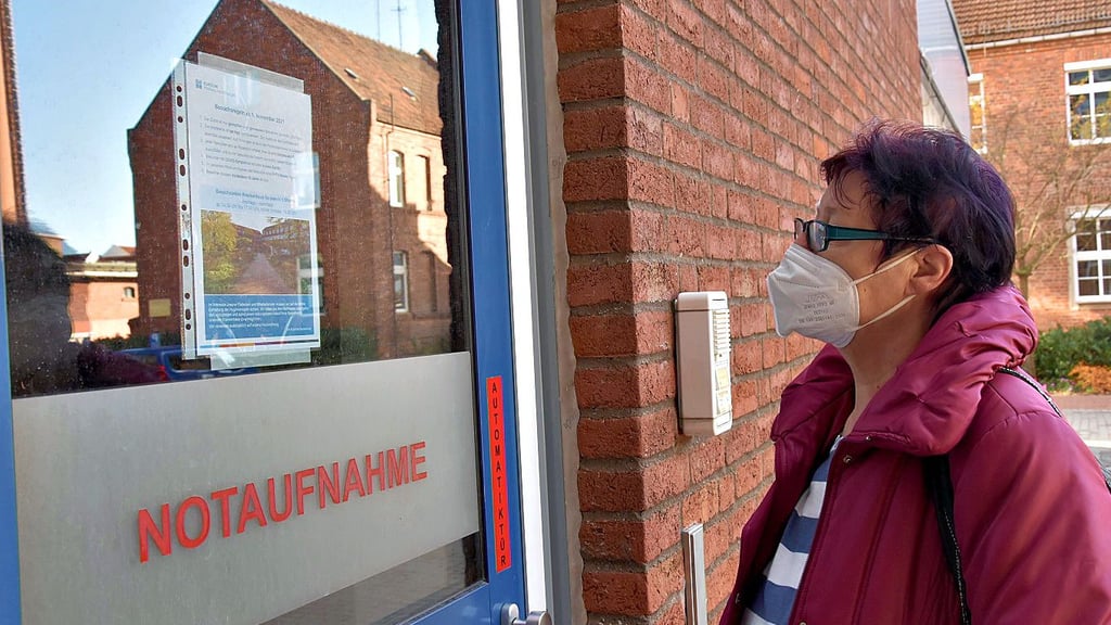 Obgleich Sybille Bormann geimpft ist,  darf sie nicht in die Notaufnahme der Pfeifferschen Stiftungen, wo ihre Angehörige behandelt wird. 
