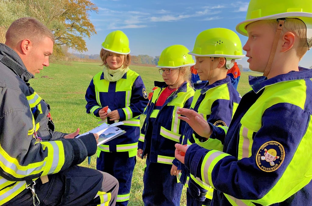 Vincent (von rechts), Levi, Leonie und Inge von der Kinderfeuerwehr Latdorf III beantworteten die feuerwehrspezifischen Fragen von Bastian Winkler allesamt richtig. Am Ende belegte die Gruppe den dritten Platz beim Herbstmanöver.