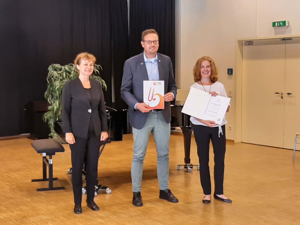 Zertifikatübergabe Kountcheva, stellv. Leiterin der Musikschule Coswig (Anhalt), BM Axel Clauß, Steffi Friedrich, Leiterin der Musikschule Coswig