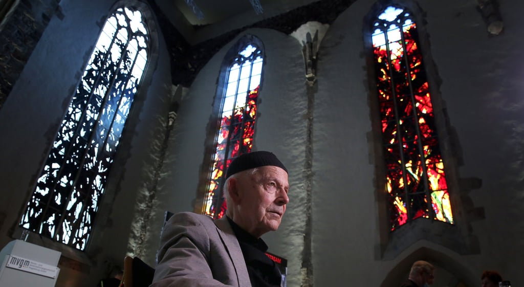 Der Dresdner Künstler Max Uhlig vor seinen Fenstern in der Magdeburger Johanniskirche.