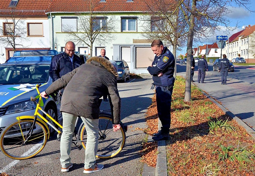 Optisch ein Hingucker ist das in der BVB-Farbe Gelb gestrichene Fahrrad des jungen Mannes. Aber das Licht fehlt. Beim gestrigen Aktionstag klärte die Polizei über typische Radfahrer-Fehler auf.