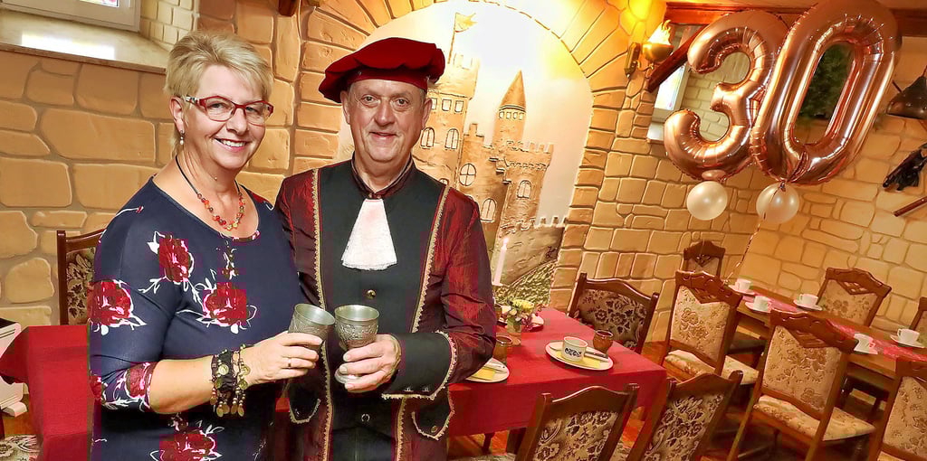 Viola und Gerhard Laue im mittelalterlichen Gewand. So servieren sie beim beliebten Ritteressen.