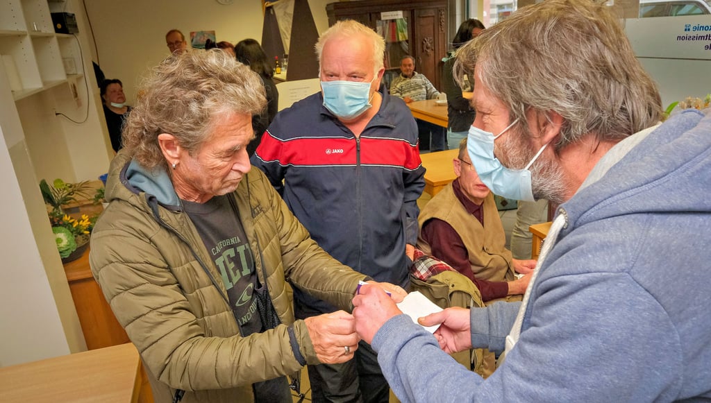 Ein paar Autogramme auf die Schnelle, Karten will er nachschicken: Peter Maffay (links) unterstützt die Arbeit der halleschen Wärmestube.