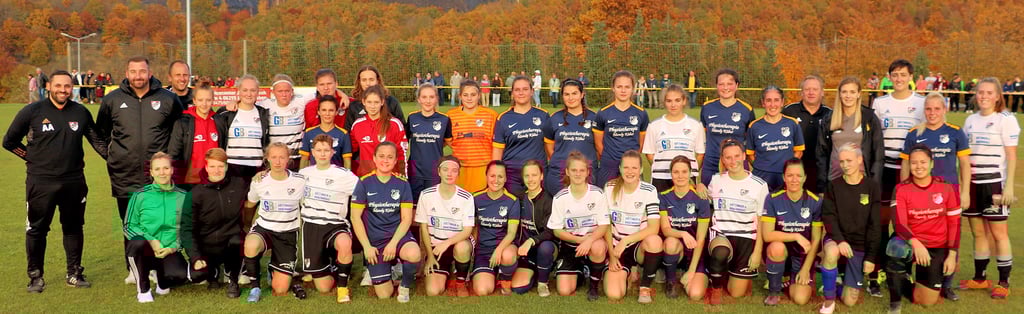 Ein gemeinsames Erinnerungsfoto gab es natürlich auch nach der Partie zwischen Hergisdorf und dem FFC Magdeburg.