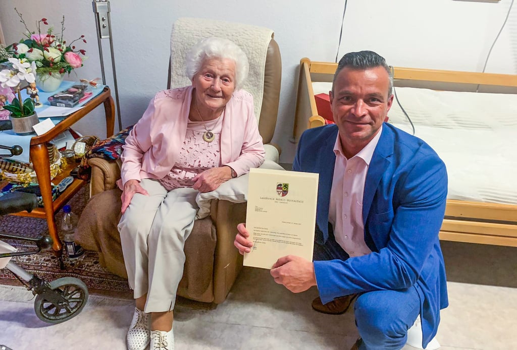 Landrat Andy Grabner gratuliert Heimbewohnerin Ursula Fischer zu ihrem 104. Geburtstag.