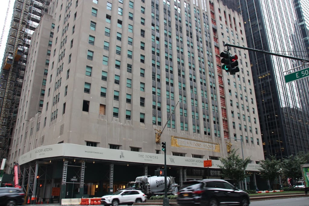 Autos fahren an dem legendären New Yorker Hotel Waldorf Astoria vorbei. Das berühmte Luxushotel bleibt aber erstmal weiter wegen Renovierung geschlossen.