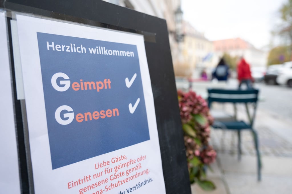 Eine Tafel vor einem Restaurant an der Hauptstraße informiert die Gäste über die 2G-Regel mit der Aufschrift „Geimpft Genesen“.