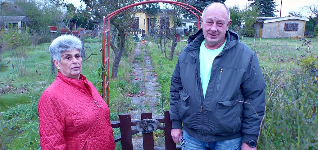 Auch dieser Garten hinterm Tor ist noch zu frei: Felicitas Ulbrich und Frank-Günter Martin freuen sich über jeden Pächter.