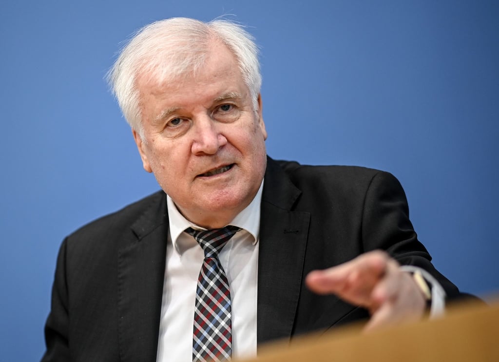 Horst Seehofer (CSU), Bundesinnenminister, spricht bei einer Pressekonferenz zum Thema Migration.