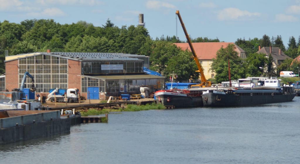Die Genthiner SET-Werft von der Brücke ausgesehen.
