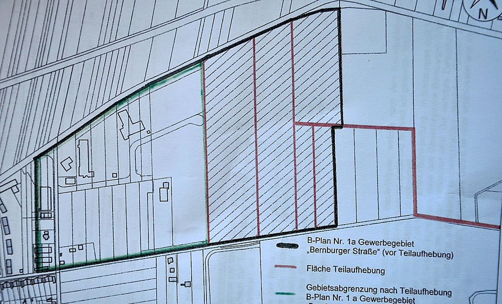Die Beplanung des Gewerbegebiets Bernburger Straße soll um die schraffierten Flächen aufgehoben werden.