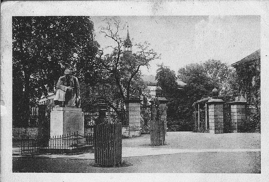 Ansicht des ehemaligen Eingangsbereiches zum Schlossgelände. Im Vordergrund das Kriegerdenkmal am Hauptportal der Kirche.