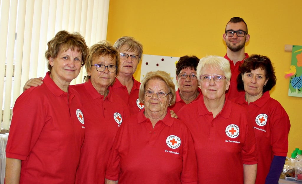 Gitta Rudloff, Helga Annecke, Silvia Knauer, Linda Müller, Carin Majchrzak, Ingrid Zinke, Ines Biermordt und Nils Krägermann (von links) vom DRK-Team.