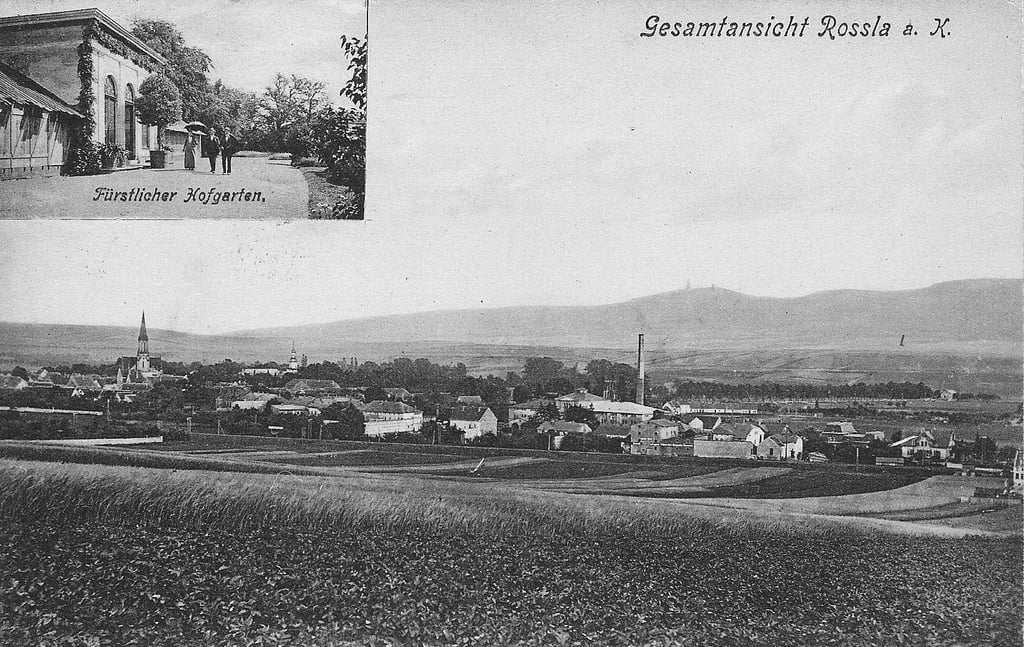 Blick auf Roßla von Norden. Der Bereich nördlich der Bahnlinie war noch völlig unbebaut. Die Detailaufnahme zeigt die Orangerie im Fürstlichen Hofgarten.