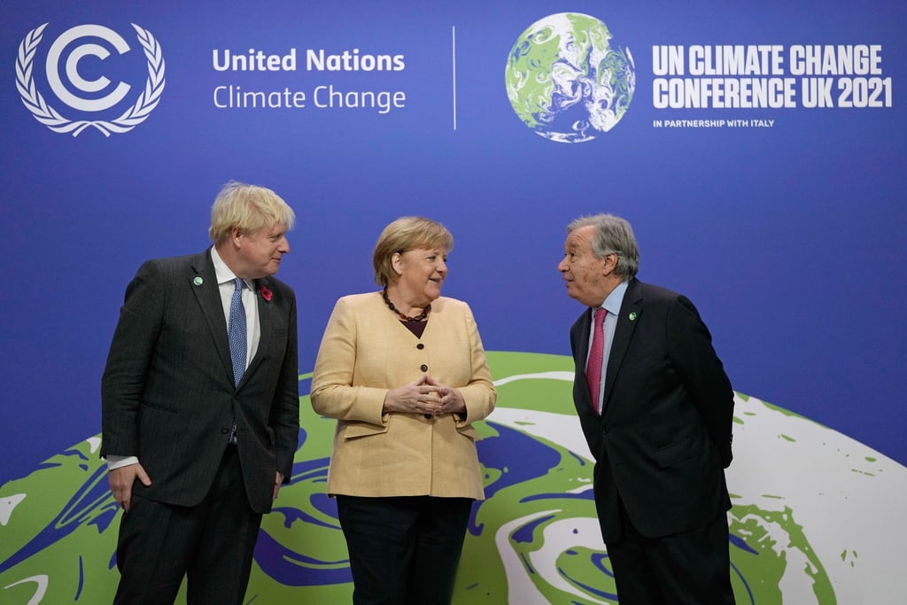 Boris Johnson (l), Antonio Guterres und Angela Merkel bei ihrer Ankunft auf dem UN-Klimagipfel COP26 in Glasgow.
