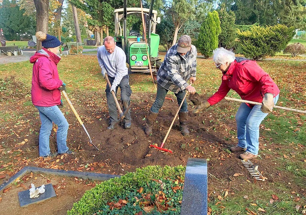 Beim Pretzscher Herbstputz ging es diesmal zu einer eher ungewöhnlichen Aktion auf den Friedhof.