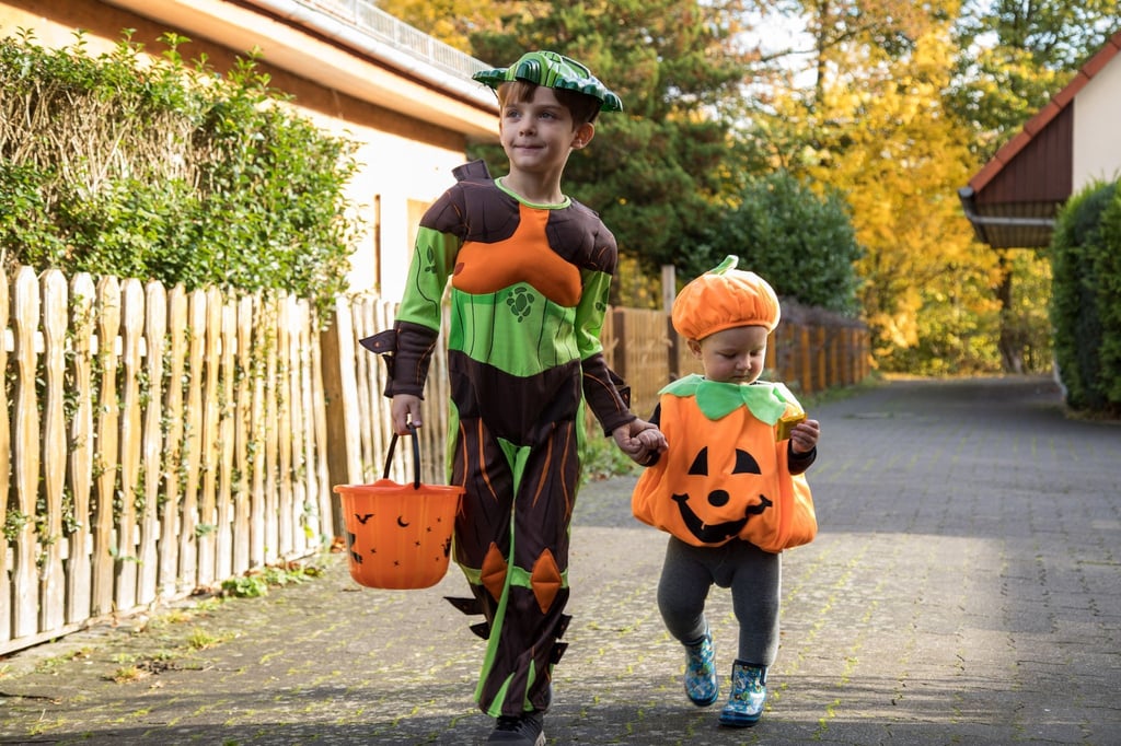 Oh, ein kleiner Kürbis! Zu Halloween verkleiden sich viele Kinder und gehen auf Süßigkeitenjagd.
