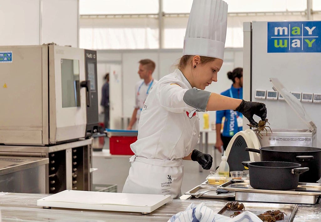 Sophie Knull, Jungköchin im Wörlitzer Restaurant „Zieglers“, hat an der EuroSkills 2021, der Europameisterschaft der Berufe in Graz teilgenommen. Am zweiten Tag hatte sie unter anderem mit Flusskrebsen zu kochen.