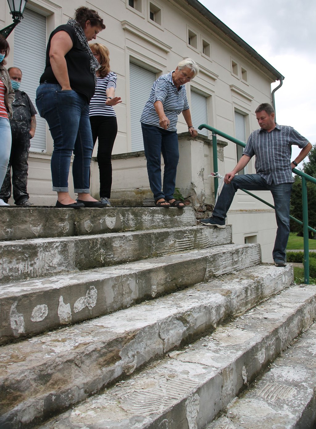 Die marode Treppe ist eines der Hauptprobleme am alten Gutshaus in Jerchel. Der Bauausschuss (Foto) besichtigte sie im August dieses Jahres.
