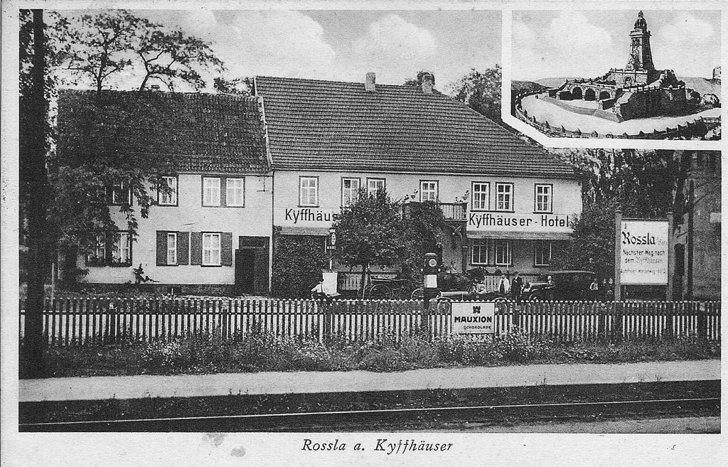 Abbildung des ehemaligen Kyffhäuser-Hotels, das sich direkt am BahnhofRoßla befand. Erbaut 1866, war das spätere Hotel gerade für Besucher desKaiser-Wilhelm-Denkmals die erste Adresse.