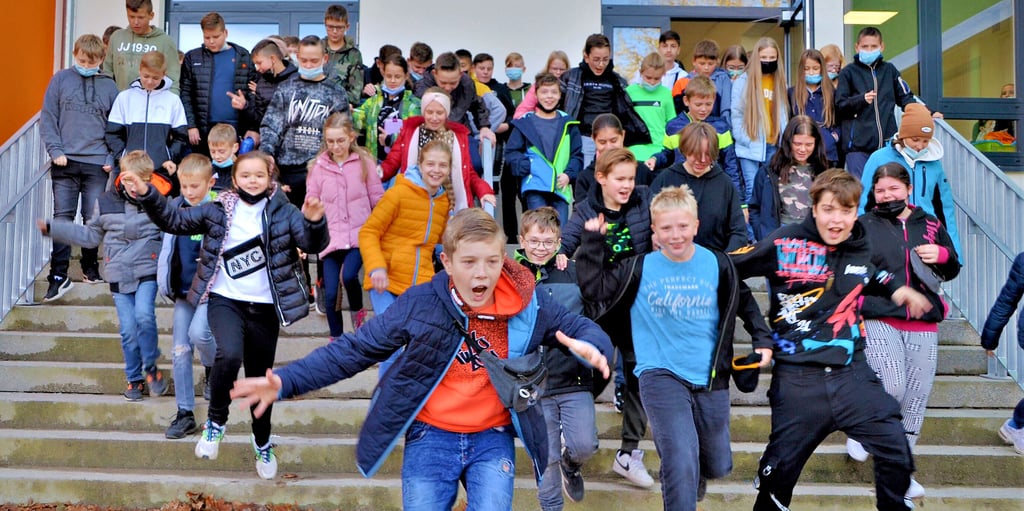 Die Kinder und Jugendlichen aller Klassen stürmen zu ihrer ersten Mittagspause hinaus auf das Gelände der Gesamtschule in Wanzleben. Am gestrigen Dienstag haben sie hier einen „scharfen“ Start in eine neue Ära hingelegt.