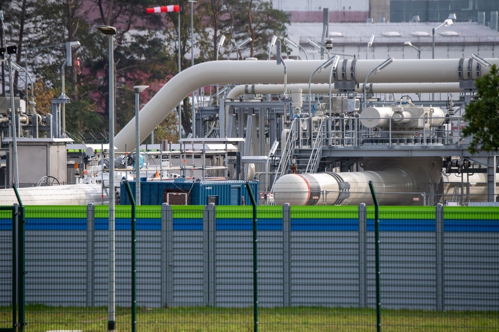 Blick auf Rohrsysteme und Absperrvorrichtungen in der Gasempfangsstation der Ostseepipeline Nord Stream 2.