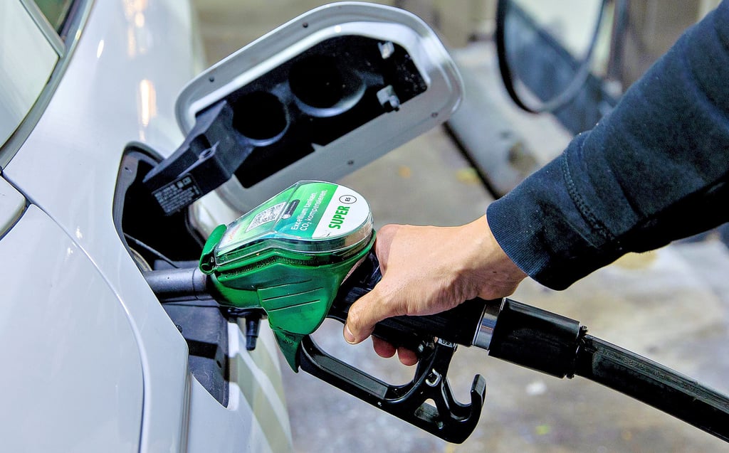 Teure Tropfen: Unternehmen, bei denen Fahren zum Geschäft gehört, spüren die wirtschaftlichen Belastungen.