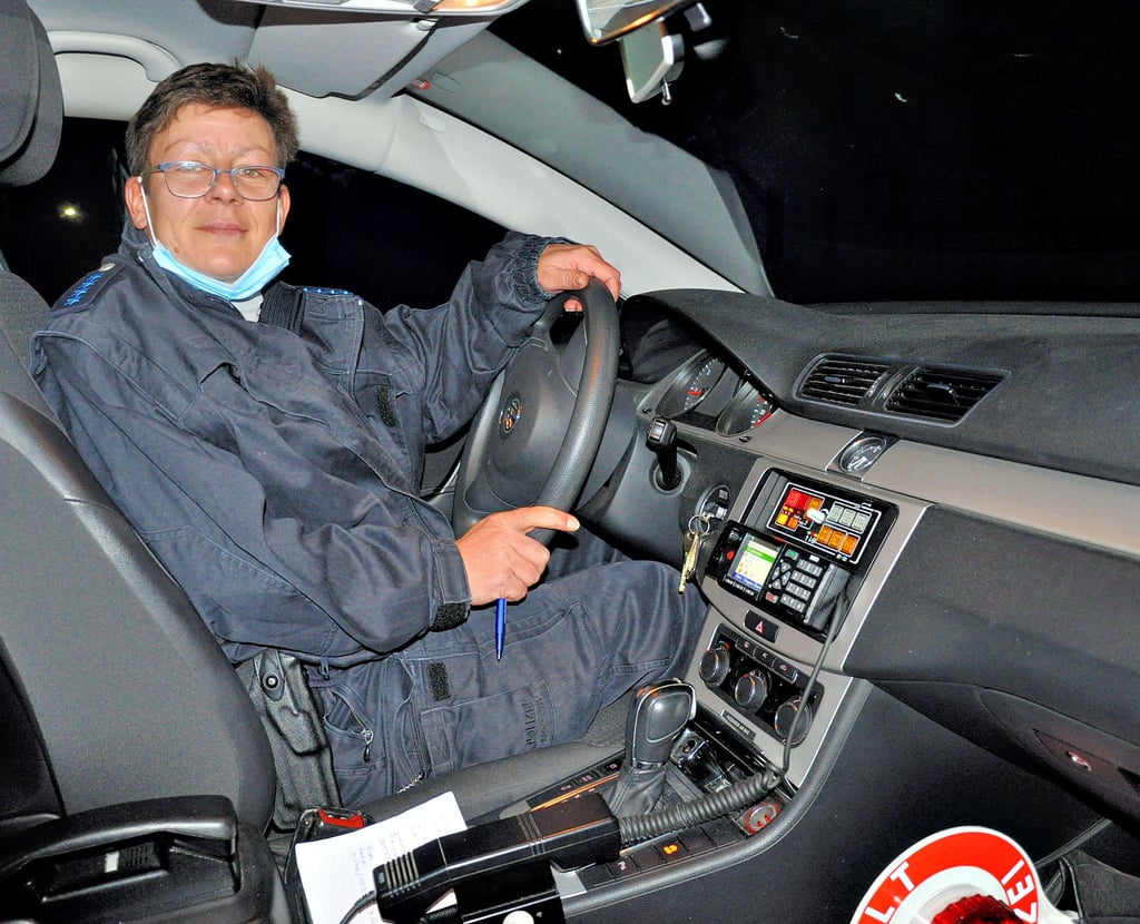 Polizeihauptmeisterin Kitty Schulze war am vergangenen Sonnabendabend mit ihrem Streifenwagen in Borne. Dort begleitete sie den Umzug beim Halloweenfest durch das Dorf.