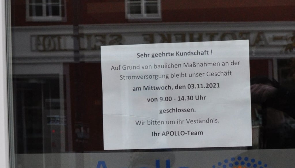 Die Geschäfte in der Brandenburger Straße in Genthin informieren mit Aushängen über die Schließung.