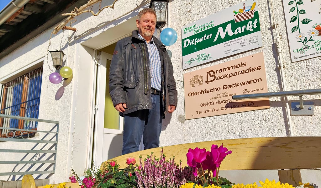 Klaus-Uwe Marlow von der Agrargenossenschaft Ditfurt vor dem neu eröffneten Markt an der Harslebener Straße 12.