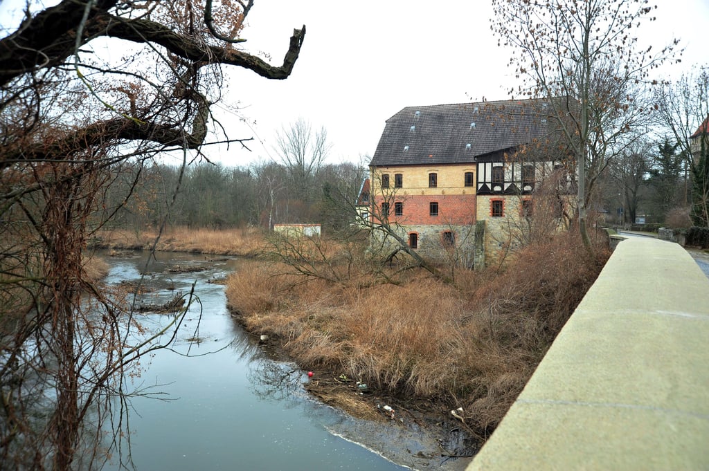 Blick auf die historische Wassermühle an der Bode in Neugattersleben