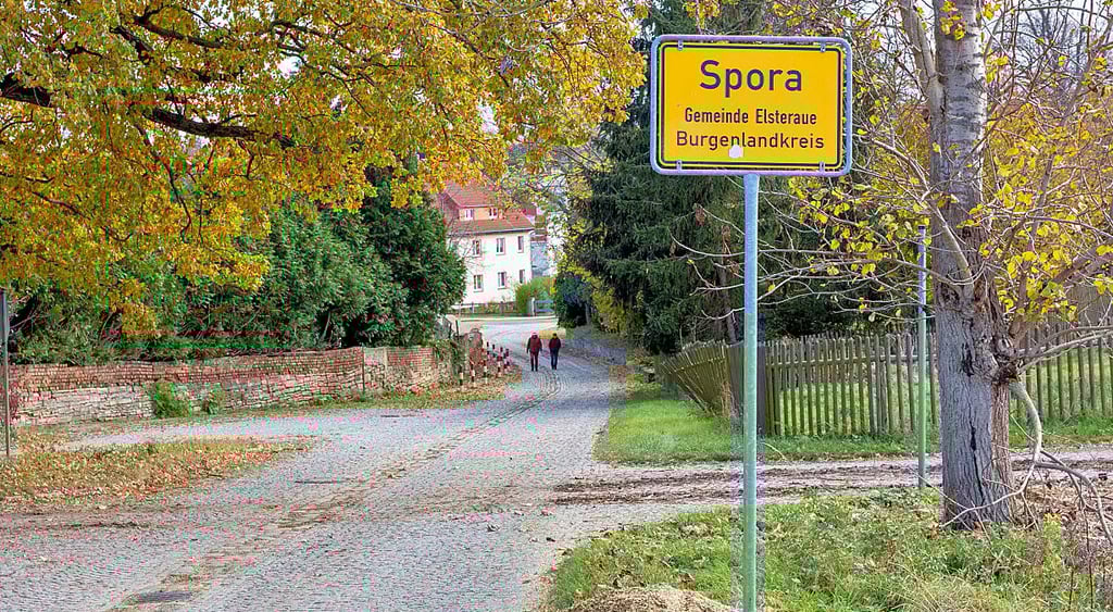 Der Ortseingang von Spora - rund 1.000 Einwohner leben in den vier Ortsteilen im südlichesten Zipfel des Landes.