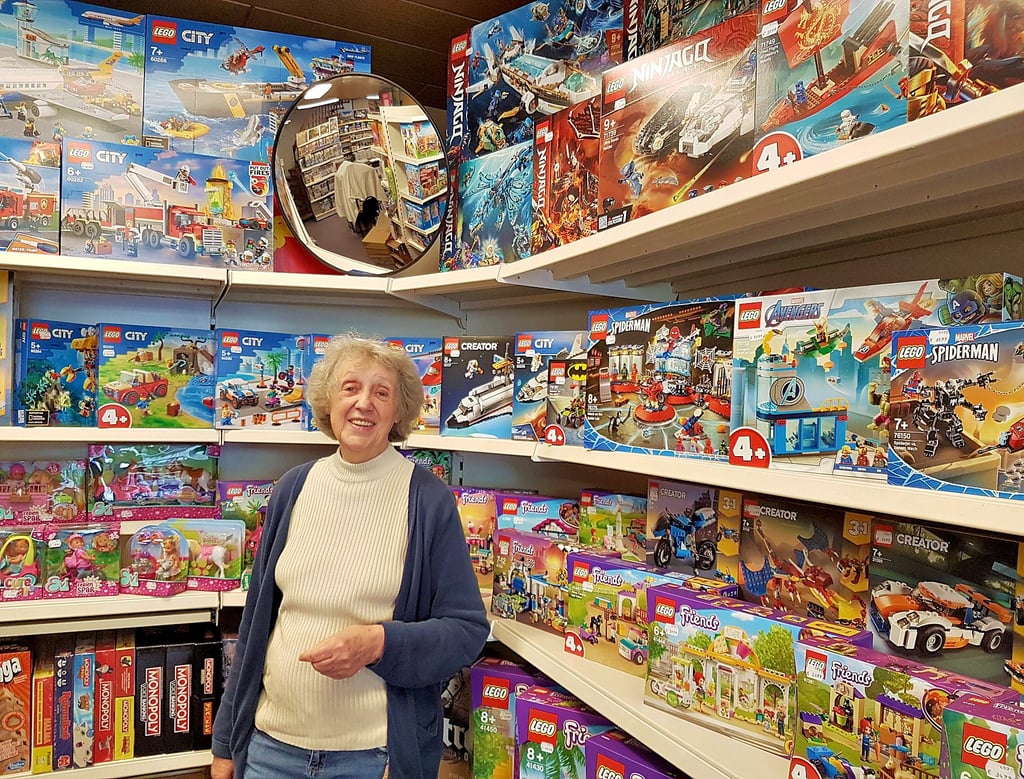 Christel Boehnel in der Lego-Kurve. Die 78-Jährige führt einen Spielwarenladen in Coswig.