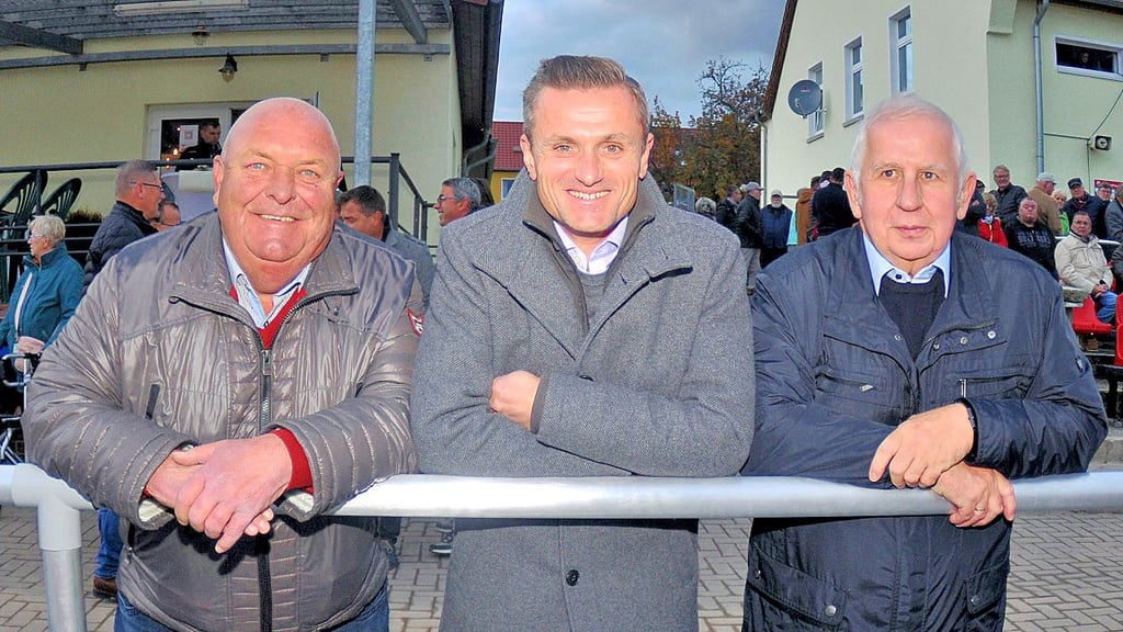 Mit sich, der Welt und vor allem dem neuen Jahnstadion zufrieden: Rüdiger Breier, Benjamin Kanngießer und Joachim Kunkel.