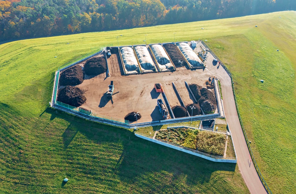 Blick auf die Kompostieranlage auf dem Plateau des 47 Meter hohen Scherbelbergs.