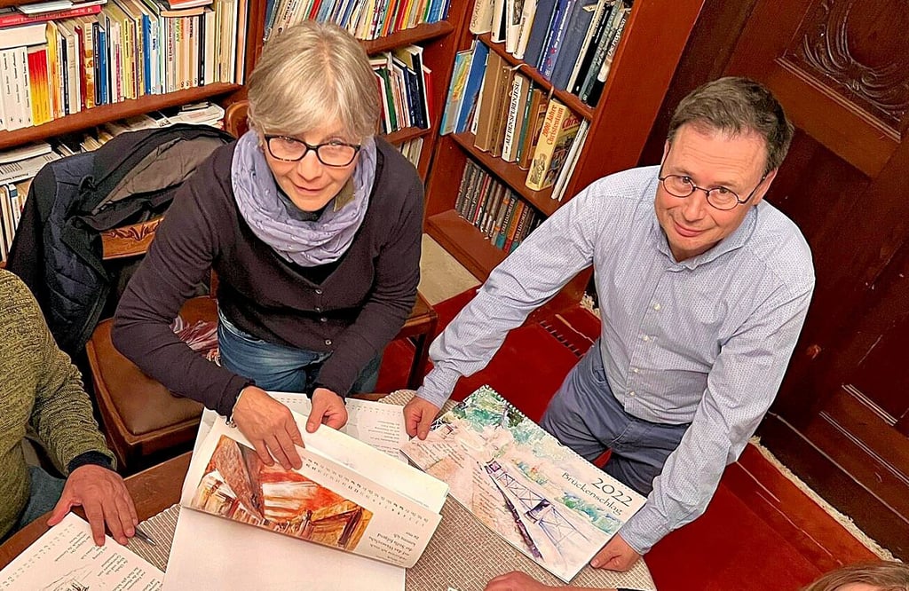 Rosemarie Bahn und Thomas Blaszcyk (v. li.) haben an der Gestaltung des Kalenders mitgewirkt.