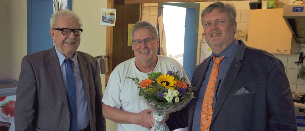 Besuch aus Stadtrat und Verwaltung: (von links) Horst Leiste, Helmut Grischkat und Matthias Günther im Imbiss in der Schwimmhalle Genthin.