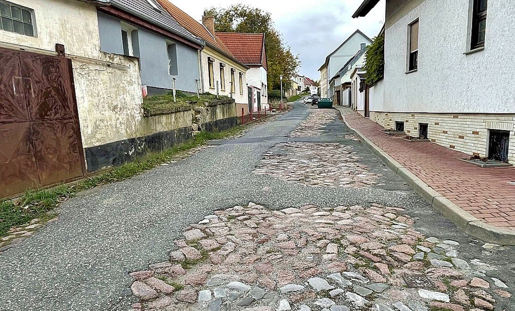 Für den Ausbau von Straßen, wie zum Beispiel der Klintstraße in Hecklingen, fehlt der Stadt das Geld.