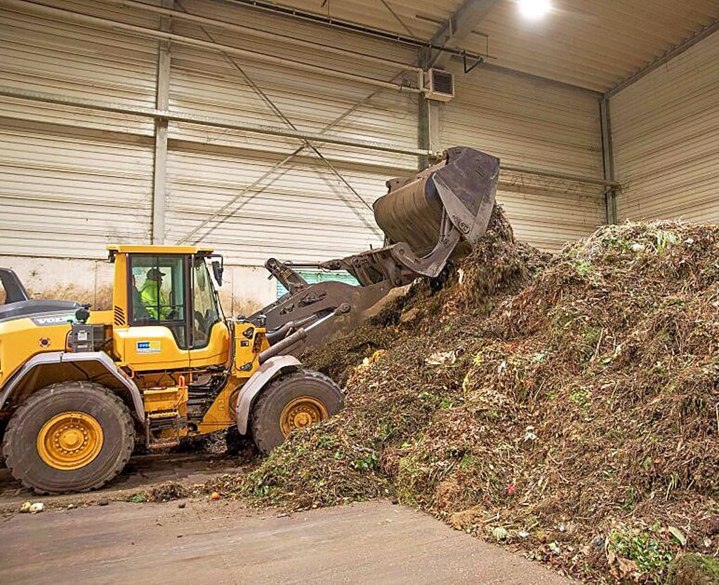 Der Biomüll wird zur Verarbeitung in der Biogasanlage angefahren.