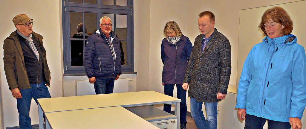 Die Mitglieder des Bau- und Stadtentwicklungsausschusses machen sich ein Bild vom sanierten Klausurgebäude auf der Breite in Zerbst.