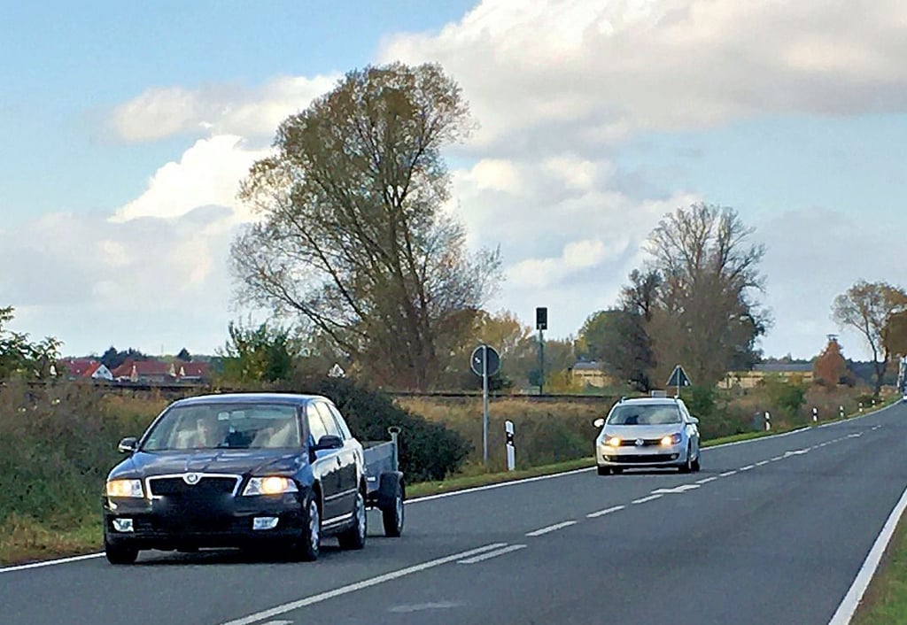 Blick entlang der L30 aus Tangermünde in Richtung Miltern. Rechts der Straße ist der Radweg geplant.