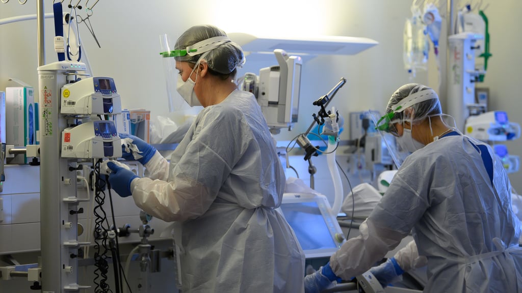 Sachsens Kliniken schlagen angesichts steigender Coronainfektionen im Freistaat Alarm.