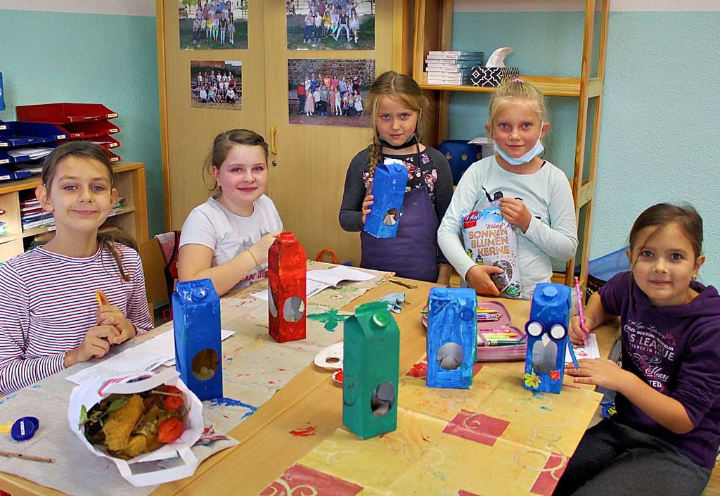 Futterhäuser aus Tetrapaks entstanden während des Herbstprojektes an der Lindauer Grundschule.