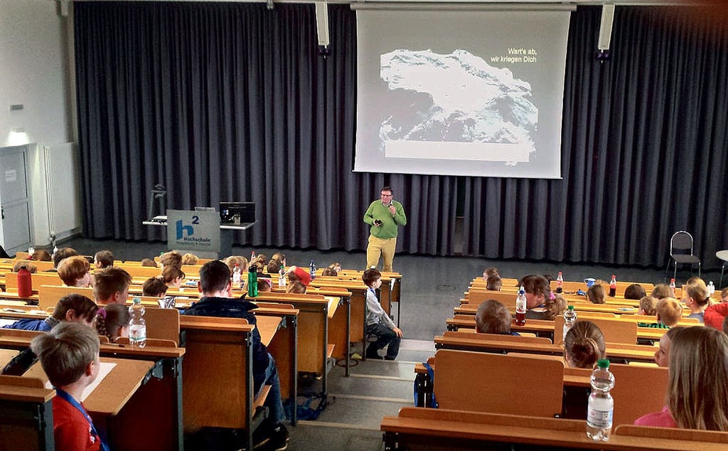 Die Kinder-Uni in der Hochschule in Stendal beginnt am Wochenende. Schüler können, wie im Bild zu sehen, Dozenten bei ihren Vorlesungen zuhören.