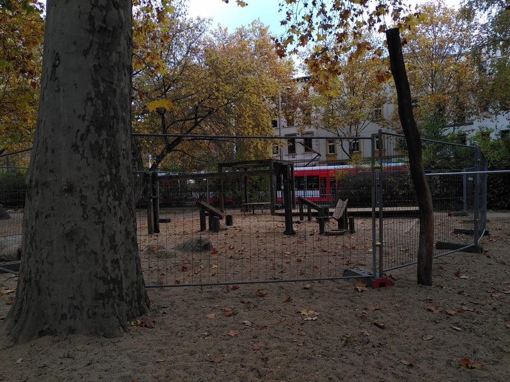 Der große Spielplatz am Landesmuseum in Giebichenstein ist aktuell teilweise wegen Sanierungsarbeiten gesperrt.