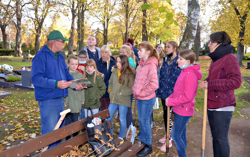 Naturfreund Bernd Jende erklärt den Schülern aus der vierten Klasse der Grundschule Altenweddingen bei einer Baumpflanzaktion auf dem Friedhof die Bedeutung der Bäume im Kreislauf der Natur.