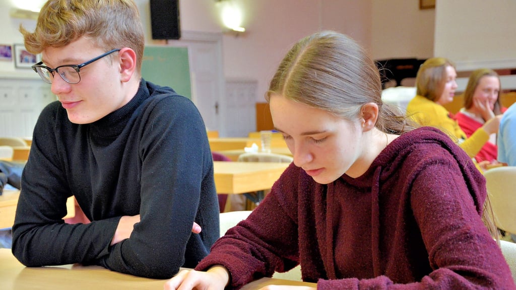 Sie sind am Zug: Jannes Kühl (links) und Annegret Junger müssen im Team vom Russischen ins Deutsche übersetzen. Sie lernen die Sprache seit einem Jahr am Friedrich-Ludwig-Jahn-Gymnasium in Salzwedel.
